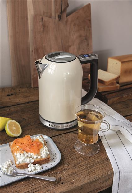 Kitchenaid 5KEK1722 Hervidor de Agua Eléctrico, 1.7 Litros, Color Almendra, Pantalla Digital 6 Niveles Temperatura
