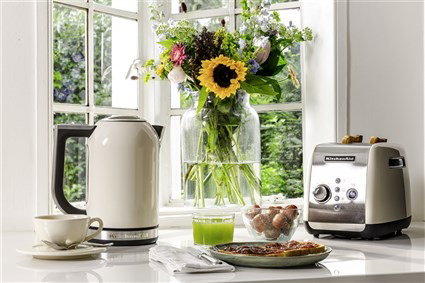 Kitchenaid 5KEK1722 Hervidor de Agua Eléctrico, 1.7 Litros, Color Almendra, Pantalla Digital 6 Niveles Temperatura