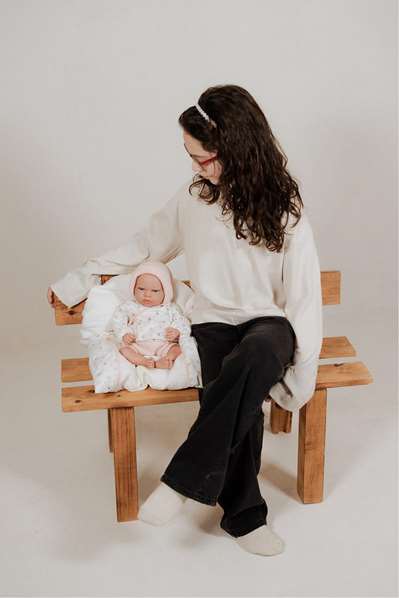 Muñecas Arias Muñeca Andie con peso para relajar, 40 cm, color rosa con cojín, en español