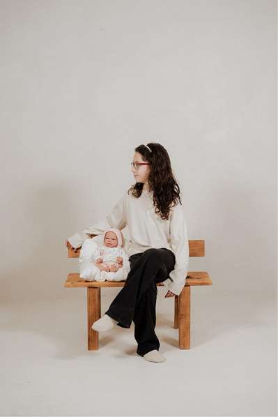 Muñecas Arias Muñeca Andie con peso para relajar, 40 cm, color rosa con cojín, en español