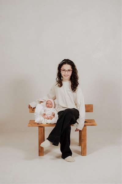 Muñecas Arias Muñeca Andie con peso para relajar, 40 cm, color rosa con cojín, en español