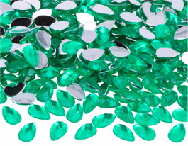 Innspiro Gemas decorativas acrílicas gota verde 8x13mm 2000u. aprox. de fondo plano plateado