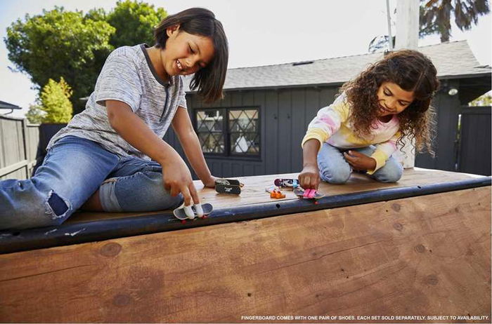 Mattel Mini Monopatin Hot Wheels con Zapatos 10 cm - Modelos Surtidos