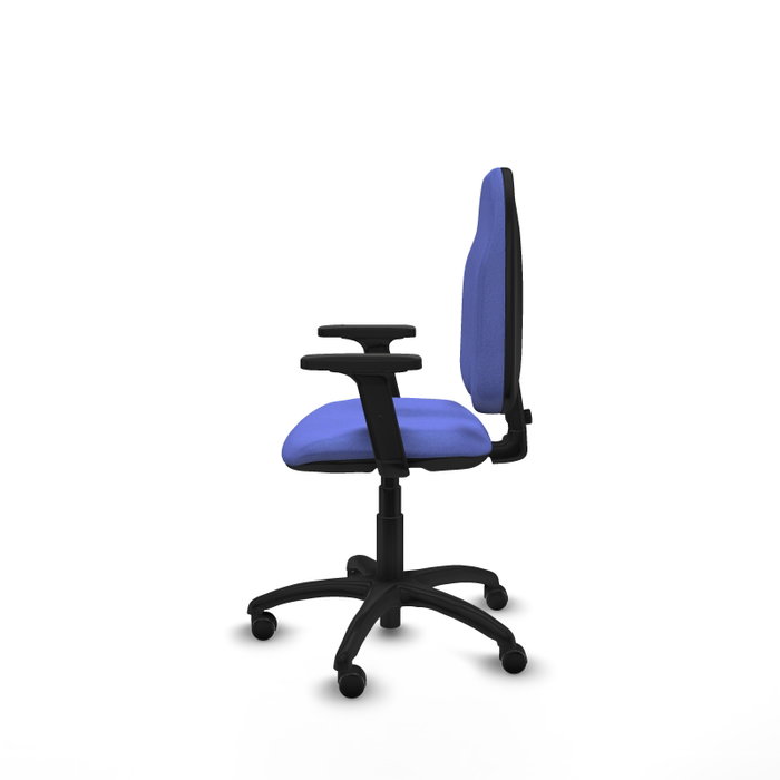 Silla de oficina Algarra con mecanismo Contacto permanente básico tapizada con Tela color Azul claro. Equipada con Base poliamida negra, Brazos 2D y Ruedas de parqué
