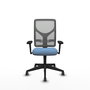 Silla de oficina Motilla con mecanismo Sincro tapizada con Tela color Azul cielo y malla color Gris. Equipada con lumbar 1D, Brazos 3D y Ruedas 65 mm parqué