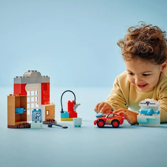 LEGO 10456 Disney y Pixar Cars Visita de McQueen al taller de Doc Juego de construcción para niños y niñas a partir de 2 años