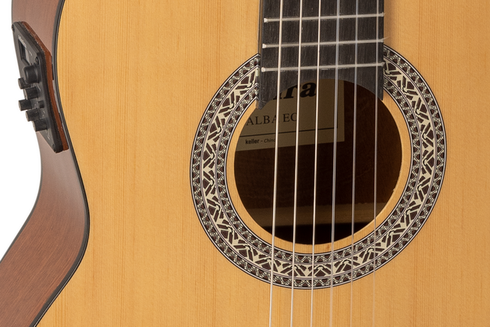 Guitarra Clásica Admira Alba 4/4 Electrificada con Cutaway Serie Iniciación Brillo
