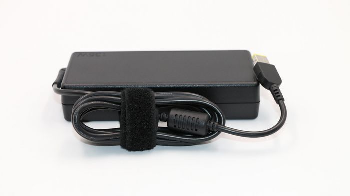 Lenovo Adaptador de Corriente AC 135W 100-240VAC para Laptops ThinkPad, Diseño Trifásico Lenovo Adaptador de Corriente AC 135W 100-240VAC para Laptops ThinkPad, Diseño Trifásico