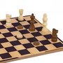 DEQUBE D00323 - Set de Juegos de Estrategia Ajedrez, Damas y Backgammon en Caja Metálica con Piezas de Madera, Reversible