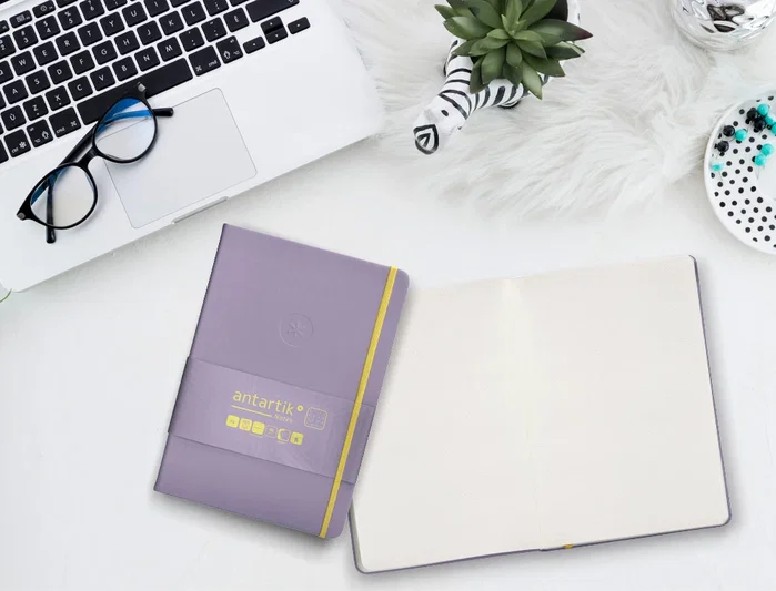 Antartik Cuaderno A5 Tapa Dura Hojas Puntos 100 Hojas 80gr FSC Morado y Amarillo