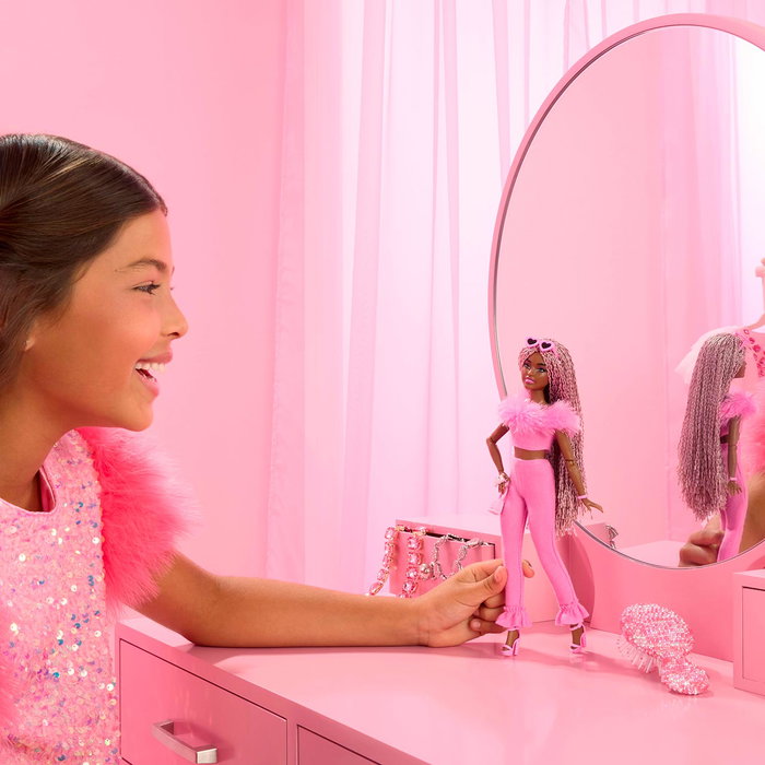 Mattel Muñeca Barbie Deluxe Style Glamour HYV28 Con Trenzas y Cuerpo Articulado Pequeño, Incluye Gafas y Bolso Rosa Mattel Muñeca Barbie Deluxe Style Glamour HYV28 Con Trenzas y Cuerpo Articulado Pequeño, Incluye Gafas y Bolso Rosa