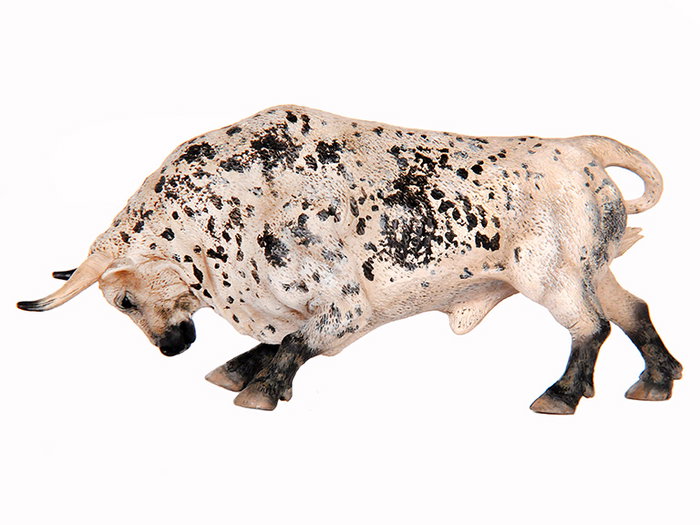 Deqube Toro Bravo Ensabanado Embistiendo Figura Réplica Animal Pintada a Mano Coleccionable +3 Años