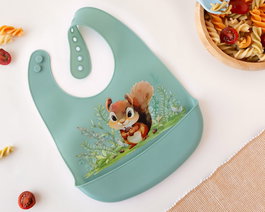 KioKids Babero de Silicona Ajustable para Bebé +6 Meses con Bolsillo Recogemigas, Diseño Ardilla Salvaje Color Salvia