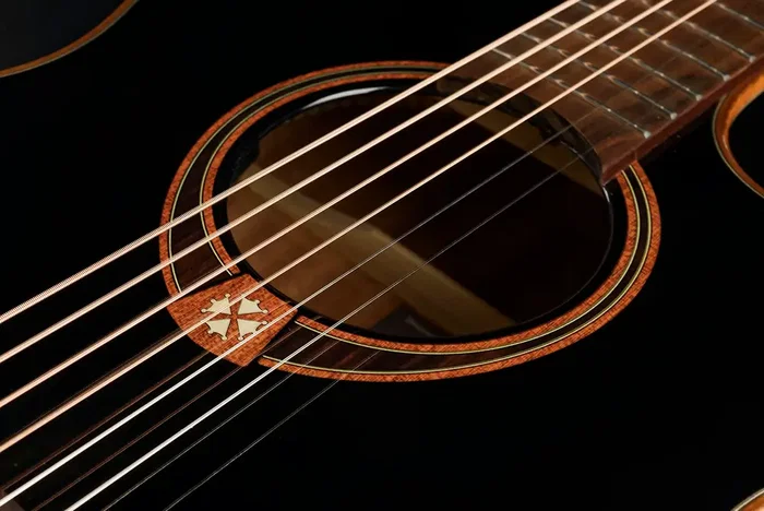 LAG Guitarra Acústica Auditorium A/E Cutaway Edición Limitada Bisel Negra Cedro Rojo Macizo Brillante LAG Guitarra Acústica Auditorium A/E Cutaway Edición Limitada Bisel Negra Cedro Rojo Macizo Brillante