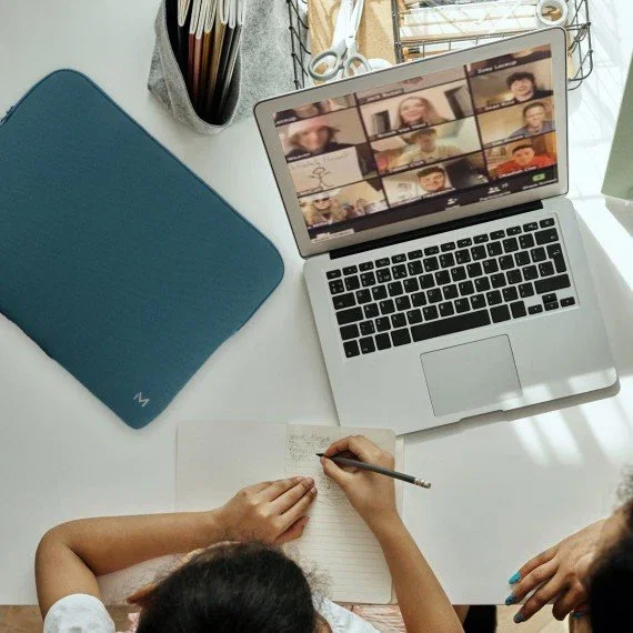 Mobilis 49017 Funda de Protección para Portátil 35.6 cm (14") - Compatible con Apple MacBook Air/Pro - Azul, Vellón y Espuma de Memoria, Resistente a Golpes y Rayones