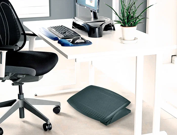 Q-connect Reposapiés ajustable de poliestireno ergonómico Q-connect Reposapiés ajustable de poliestireno ergonómico