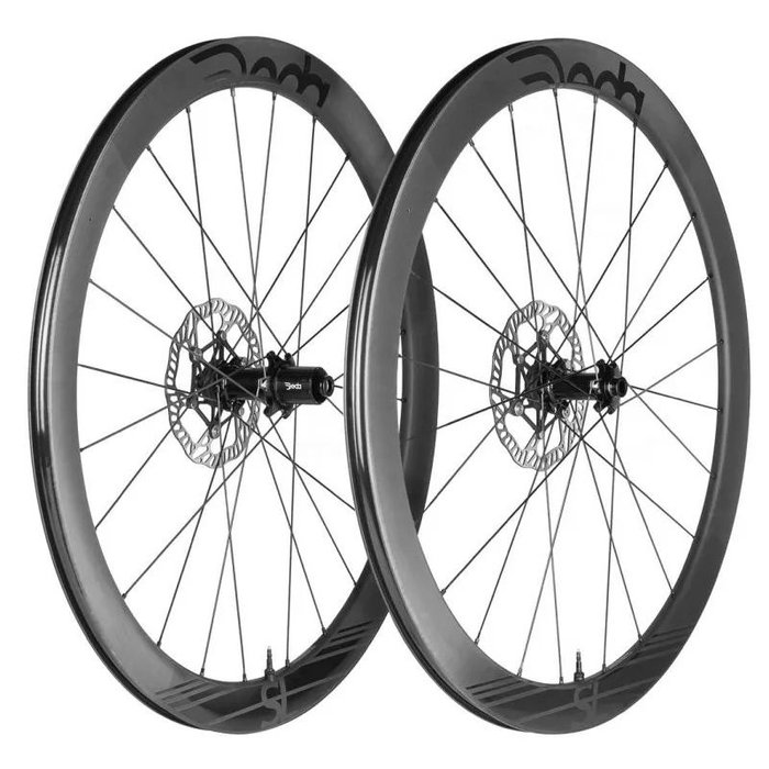 Deda Ruedas de Carbono Asimétricas 45 mm Perfil 26 mm Ancho Eje Pasante 12x100/12x142 Sram XDR 12 Velocidades Centerlock Deda Ruedas de Carbono Asimétricas 45 mm Perfil 26 mm Ancho Eje Pasante 12x100/12x142 Sram XDR 12 Velocidades Centerlock