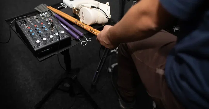 QUIKLOK - Soporte Mesa Multifunción DAS/001 para Ordenador Portátil, Mezclador y Accesorios de Percusión - Trípode con Altura e Inclinación Ajustable