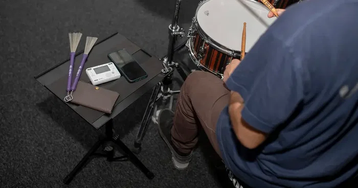 QUIKLOK - Soporte Mesa Multifunción DAS/001 para Ordenador Portátil, Mezclador y Accesorios de Percusión - Trípode con Altura e Inclinación Ajustable