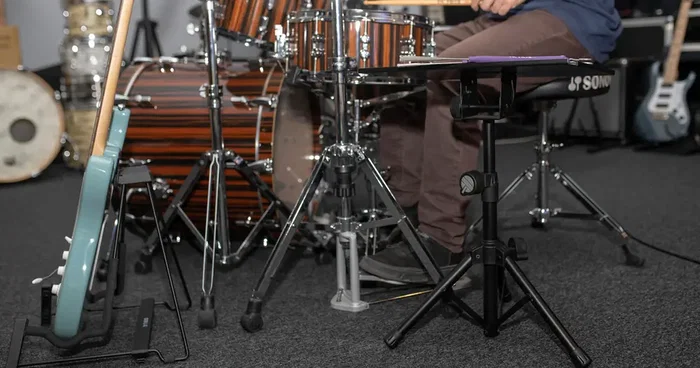 QUIKLOK - Soporte Mesa Multifunción DAS/001 para Ordenador Portátil, Mezclador y Accesorios de Percusión - Trípode con Altura e Inclinación Ajustable