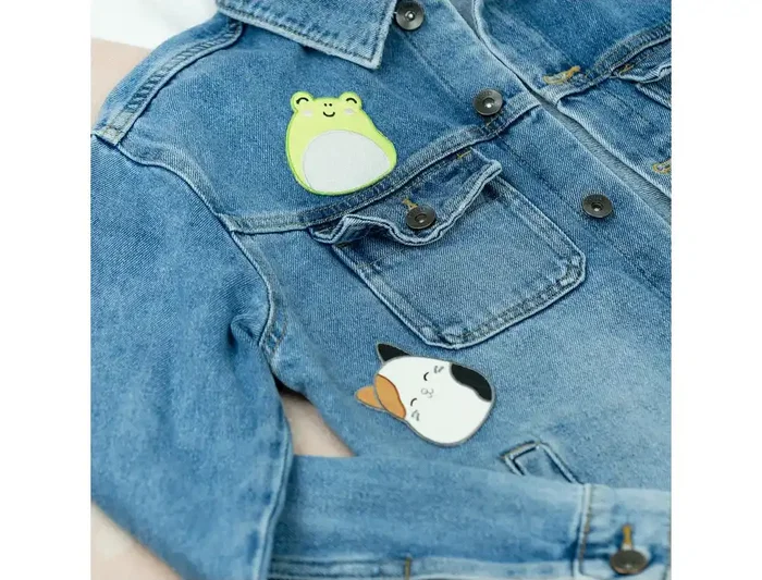 Wondee Set de 12 Parches Bordados Squishmallows para Planchar, Cam el Gato y Wendy la Rana, Adhesivos para Ropa y Mochilas