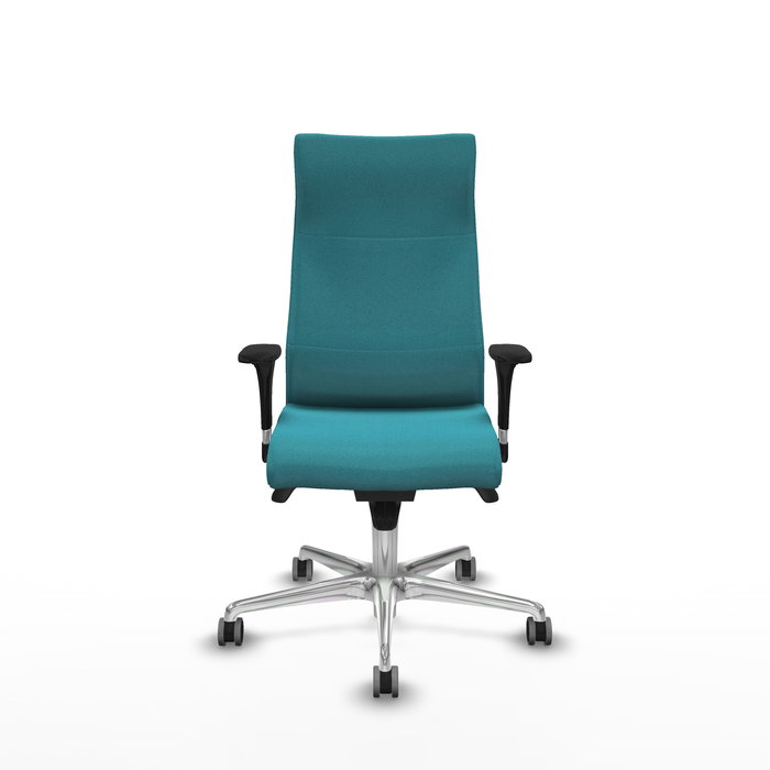 Sillón Albacete con mecanismo Sincro tapizada con Tela color Turquesa. Equipado con Base aluminio, Brazos 1D y Ruedas 65 mm parqué