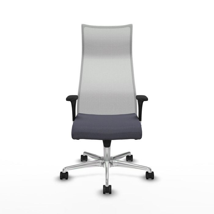 Sillón Albacete con mecanismo Sincro tapizada con Tela color Gris oscuro y malla color Blanco. Equipado con Base aluminio, Brazos 1D y Ruedas 65mm nailon