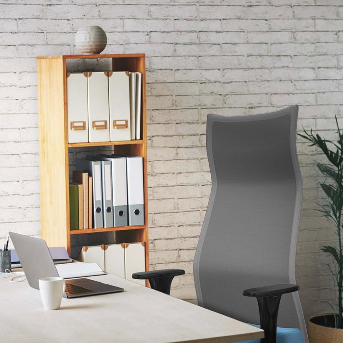 Sillón Albacete con mecanismo Sincro tapizada con Tela color Gris oscuro y malla color Blanco. Equipado con Base aluminio, Brazos 1D y Ruedas 65mm nailon