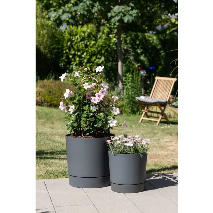 Garden Id Maceta redonda con depósito plano, Ø 39 cm, 32 litros, H 38 cm, color gris metalizado Garden Id Maceta redonda con depósito plano, Ø 39 cm, 32 litros, H 38 cm, color gris metalizado