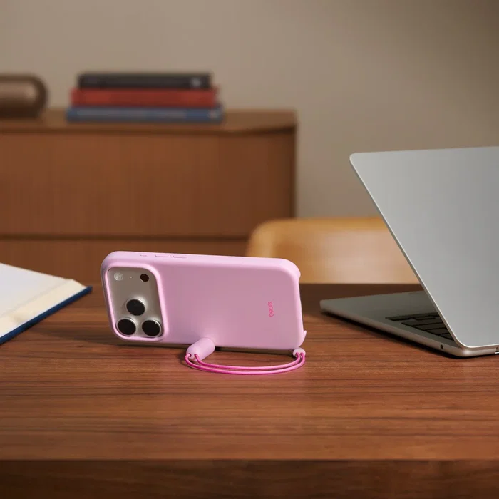 Beats Kickstand MGY84LL/A funda con soporte y MagSafe para iPhone 17 Pro, color Pebble Pink, compatibilidad con Control de Cámara y carga inalámbrica