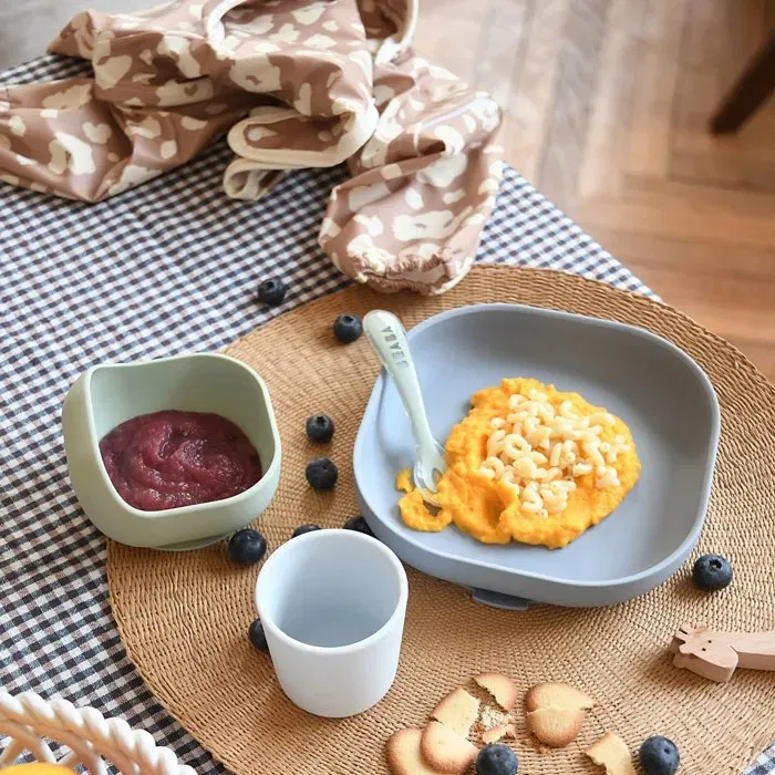 BEABA Juego de Comida de Silicona 4 Piezas - Plato, Bol con Ventosa y Vaso - Jungle