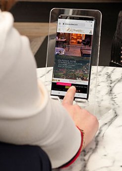 Djois Soporte Acrílico Transparente para Smartphone y Tablet 190x130x90 mm