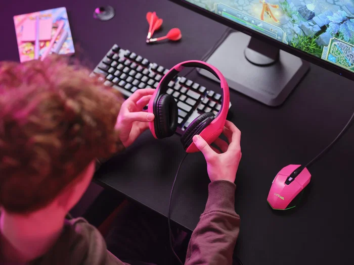 Trust GXT 415P Zirox Auriculares Gaming Alámbrico con Micrófono Plegable, Diadema Ajustable, Color Rosa, Cable 2m, Jack 3.5mm, Altavoces 50mm, Compatible PC y Consolas