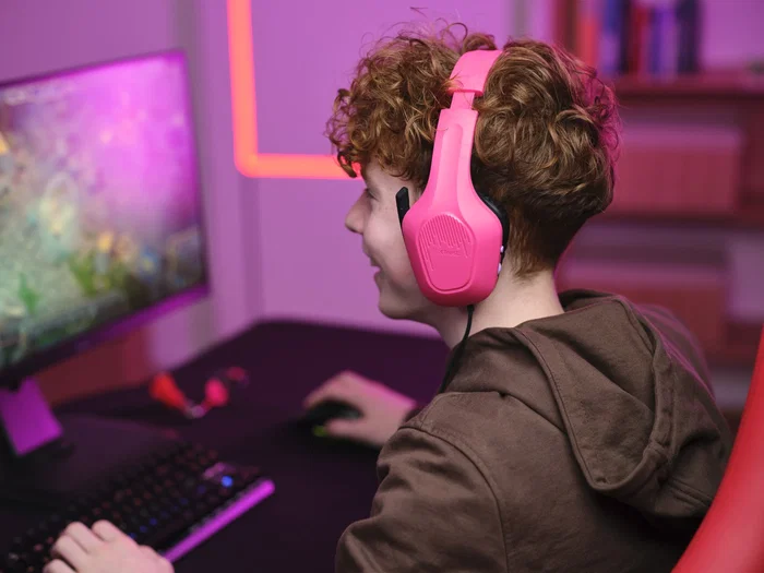Trust GXT 415P Zirox Auriculares Gaming Alámbrico con Micrófono Plegable, Diadema Ajustable, Color Rosa, Cable 2m, Jack 3.5mm, Altavoces 50mm, Compatible PC y Consolas