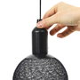 Home Deco Factory Lámpara de Bola LED para Colgar, 15 cm Diámetro, Luz Blanco Cálido (10 LEDs), Funciona con 3 Pilas AAA, Cable 1.15m, Negro