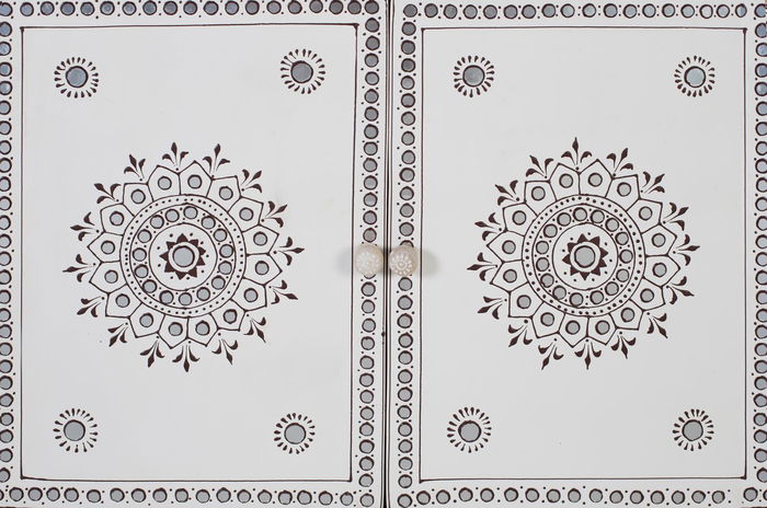 GINER Y COLOMER Aparador Alto Madera de Mango y MDF con Detalles Pintados a Mano GINER Y COLOMER Aparador Alto Madera de Mango y MDF con Detalles Pintados a Mano