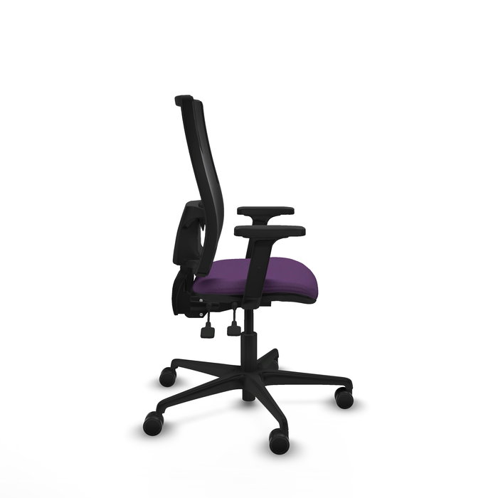 Silla de oficina Bormate con mecanismo Asincro tapizada con Tela color Morado y malla color Negro. Equipada con lumbar 1D, Brazos 2D y Ruedas 65mm nailon
