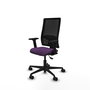 Silla de oficina Bormate con mecanismo Asincro tapizada con Tela color Morado y malla color Negro. Equipada con lumbar 1D, Brazos 2D y Ruedas 65mm nailon