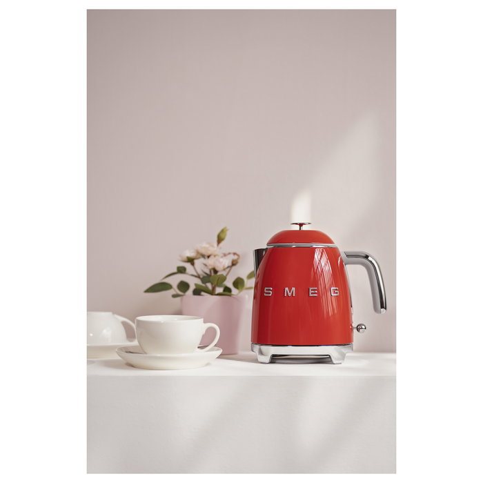 Smeg KLF05RDEU Hervidor Eléctrico de Agua Mini 0.8 Litros 1400W Rojo con Indicador de Nivel, Base Giratoria 360 Grados y Filtro para Hervir Agua