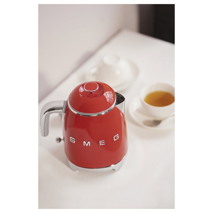 Smeg KLF05RDEU Hervidor Eléctrico de Agua Mini 0.8 Litros 1400W Rojo con Indicador de Nivel, Base Giratoria 360 Grados y Filtro para Hervir Agua