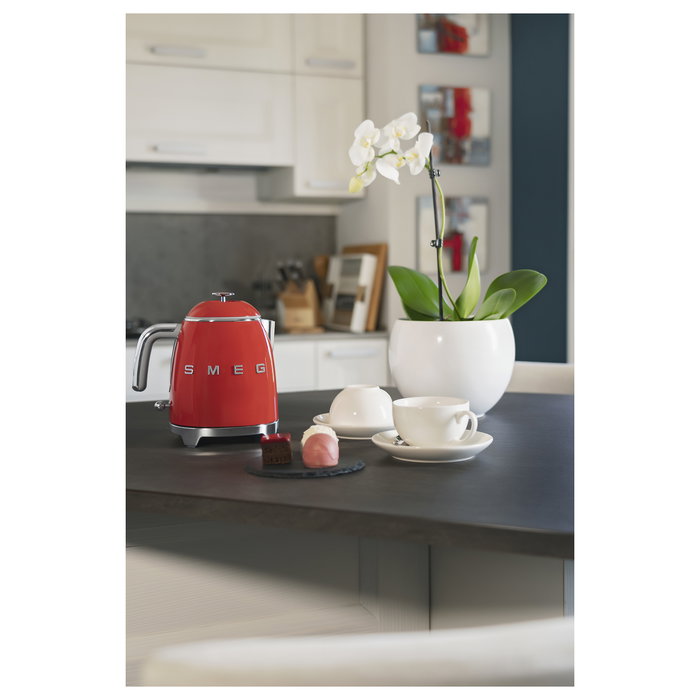 Smeg KLF05RDEU Hervidor Eléctrico de Agua Mini 0.8 Litros 1400W Rojo con Indicador de Nivel, Base Giratoria 360 Grados y Filtro para Hervir Agua