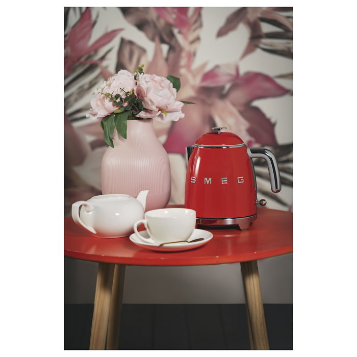 Smeg KLF05RDEU Hervidor Eléctrico de Agua Mini 0.8 Litros 1400W Rojo con Indicador de Nivel, Base Giratoria 360 Grados y Filtro para Hervir Agua