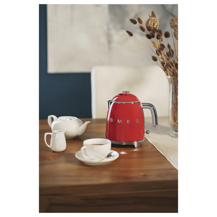 Smeg KLF05RDEU Hervidor Eléctrico de Agua Mini 0.8 Litros 1400W Rojo con Indicador de Nivel, Base Giratoria 360 Grados y Filtro para Hervir Agua
