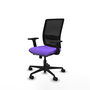 Silla de oficina Haches con mecanismo Sincro/Traslack tapizada con Tela color Lila y malla color Negro. Equipada con lumbar 1D, Brazos 2D y Ruedas 65mm nailon