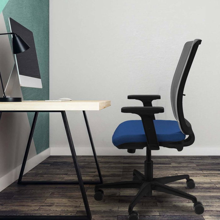 Silla de oficina Haches con mecanismo Sincro/Traslack tapizada con Tela color Lila y malla color Negro. Equipada con lumbar 1D, Brazos 2D y Ruedas 65mm nailon