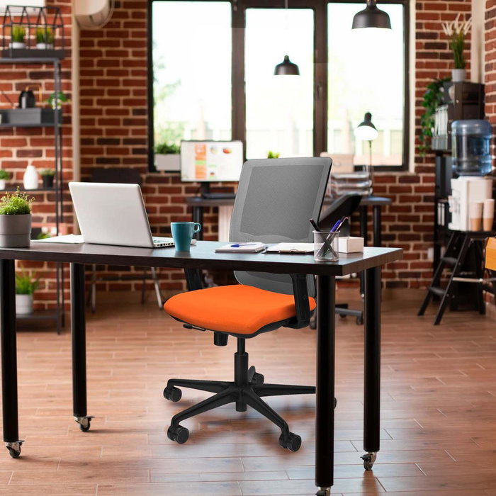 Silla de oficina Haches con mecanismo Sincro/Traslack tapizada con Tela color Lila y malla color Negro. Equipada con lumbar 1D, Brazos 2D y Ruedas 65mm nailon