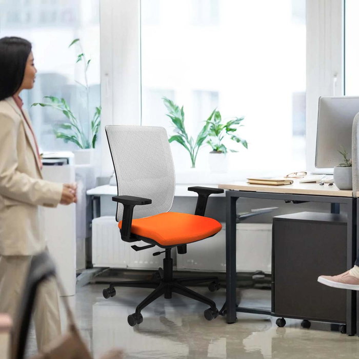 Silla de oficina Haches con mecanismo Sincro/Traslack tapizada con Tela color Lila y malla color Negro. Equipada con lumbar 1D, Brazos 2D y Ruedas 65mm nailon