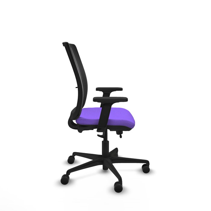 Silla de oficina Haches con mecanismo Sincro/Traslack tapizada con Tela color Lila y malla color Negro. Equipada con lumbar 1D, Brazos 2D y Ruedas 65mm nailon