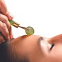 Cosmetic Club Masajeador Facial Jade Roller para Cuidado de la Piel Cierra Poros Mejora Elasticidad Suaviza Arrugas Estimula Circulacion Reduce Ojeras Hinchazon