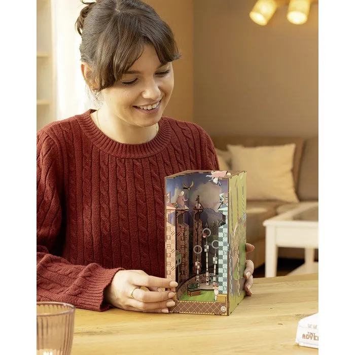 Revell Tiny Adventures Harry Potter - Kit de construcción DIY en 3D Book Nook - Campo de Quidditch con LED